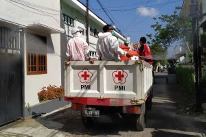 Saat petugas PMI melaksanakan penyemprotan disinfektan ke rumah-rumah warga. (ist) - PMI Jember Semprot Disinfektan 220 Rumah