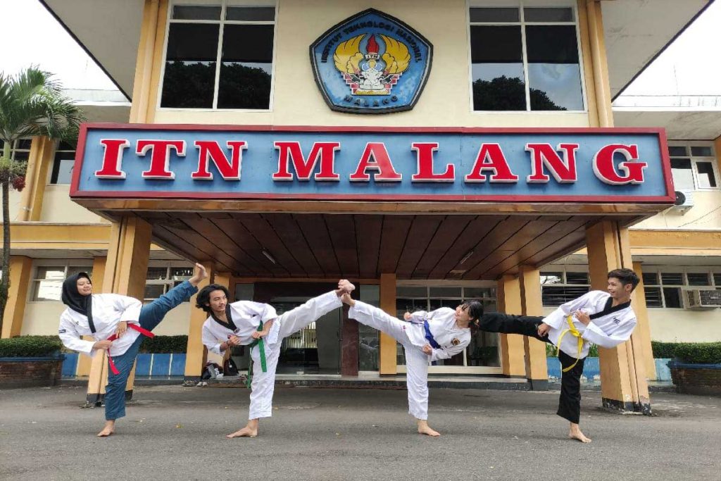 Salah satu aksi tim Taekwondo ITN Malang. (rhd) - UKM Taekwondo ITN Malang Sabet 6 Medali Bandung Internasional E-Poomsae Tournament 2021
