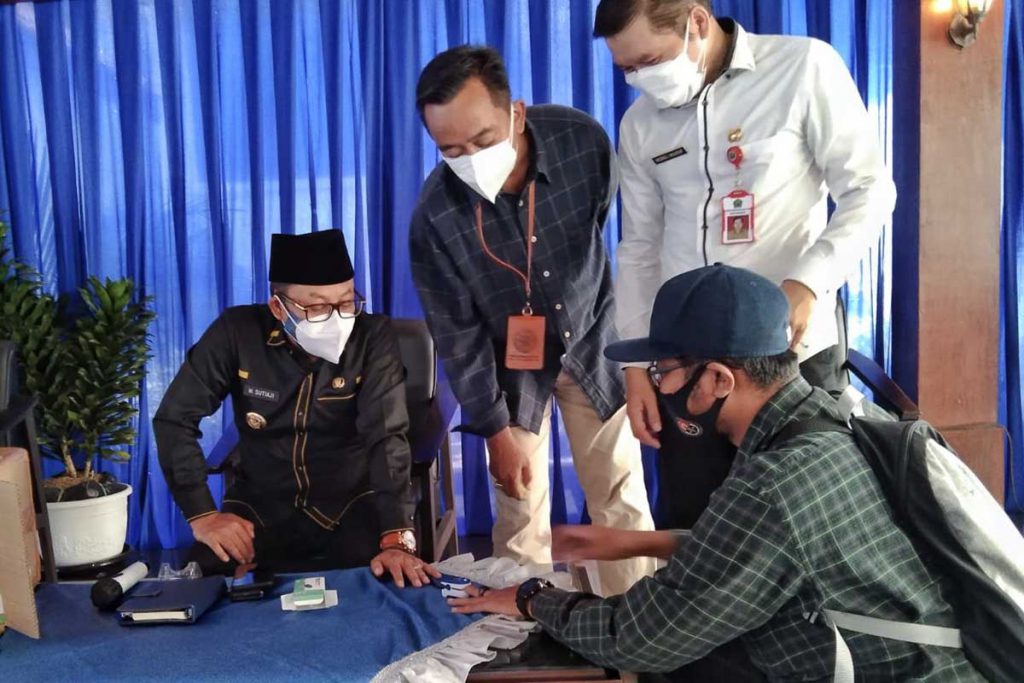 Salah satu awak media mencoba mengetes oksimeter. (jaz) - Begini Penggunaan Oksimeter Cek Saturasi Oksigen