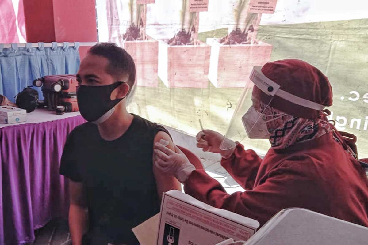 Salah satu nakes menyuntik vaksin Sinovac ke peserta. (ist) - Forum Kota Sehat Awali Vaksinasi Massal