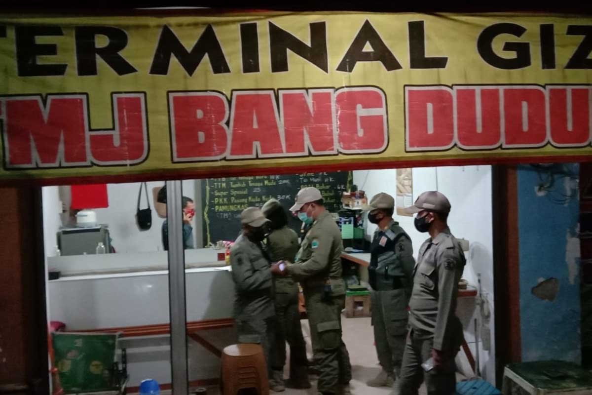 Salah satu warung disanksi tipiring. (ist) - Patroli PPKM Sanksi Tipiring Sejumlah Warung di Sawojajar
