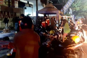 Satgas Covid-19 bubarkan kerumunan salah satu angkringan. (ist) - Diperpanjang, Satgas Covid-19 Tarik Gas Tegakkan PPKM Level 4