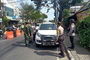 Satgas PPKM Darurat memeriksa kendaraan yang akan masuk Kota Malang. (ist) - Ini Akses Kota Malang yang Disekat Selama PPKM Darurat