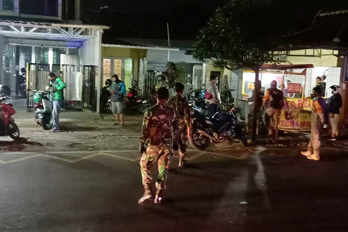 Satgas PPKM Darurat menertibkan usaha kuliner lewati jam malam. (ist) - Satgas PPKM Darurat Tak Kendor Peringatkan Usaha Kuliner Lewati Jam Malam