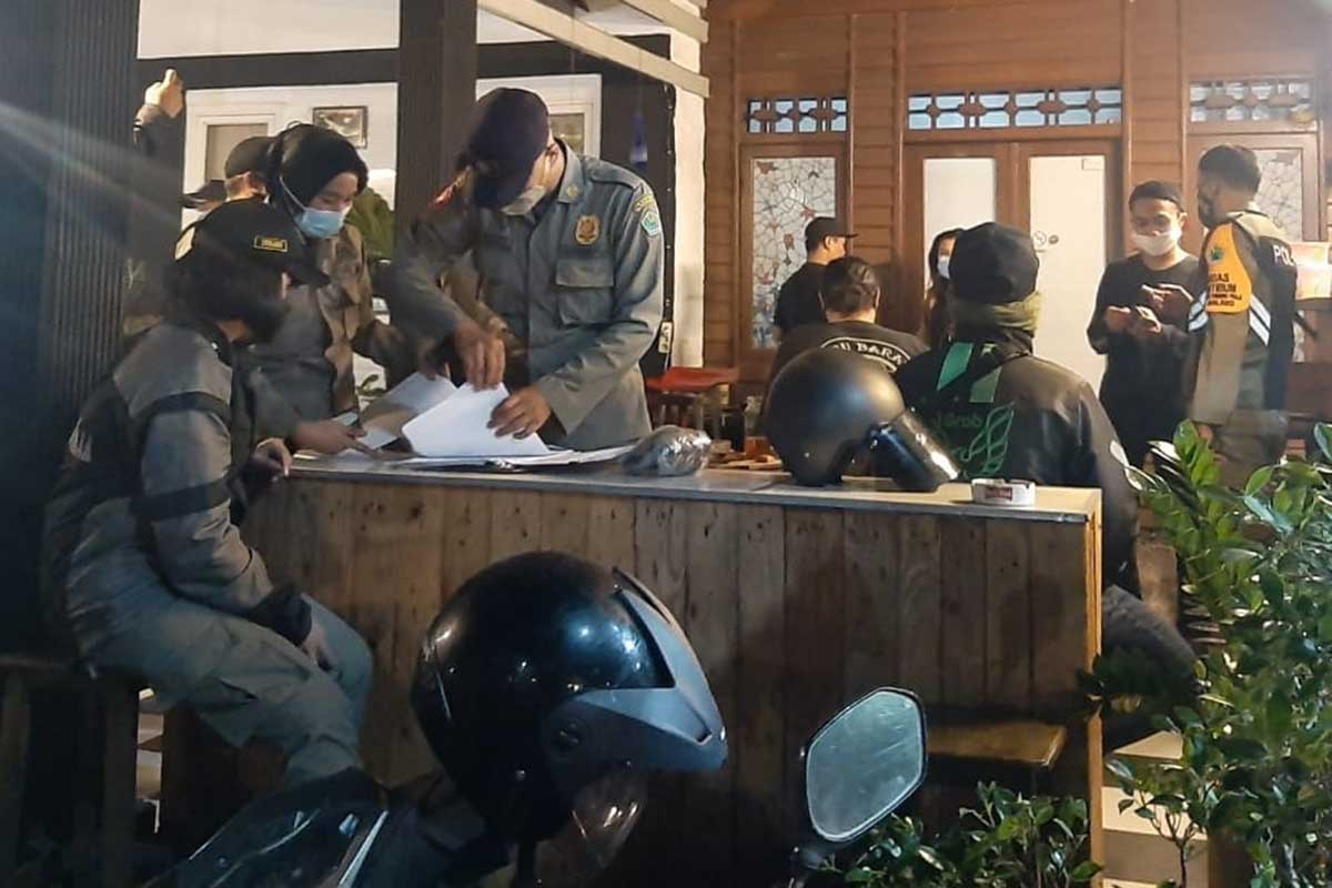 Satgas PPKM Darurat menindak sejumlah pelanggaran usaha kuliner melewati jam malam. (ist) - Tegakkan PPKM Darurat, Kota Malang Keluar Dari Zona Hitam