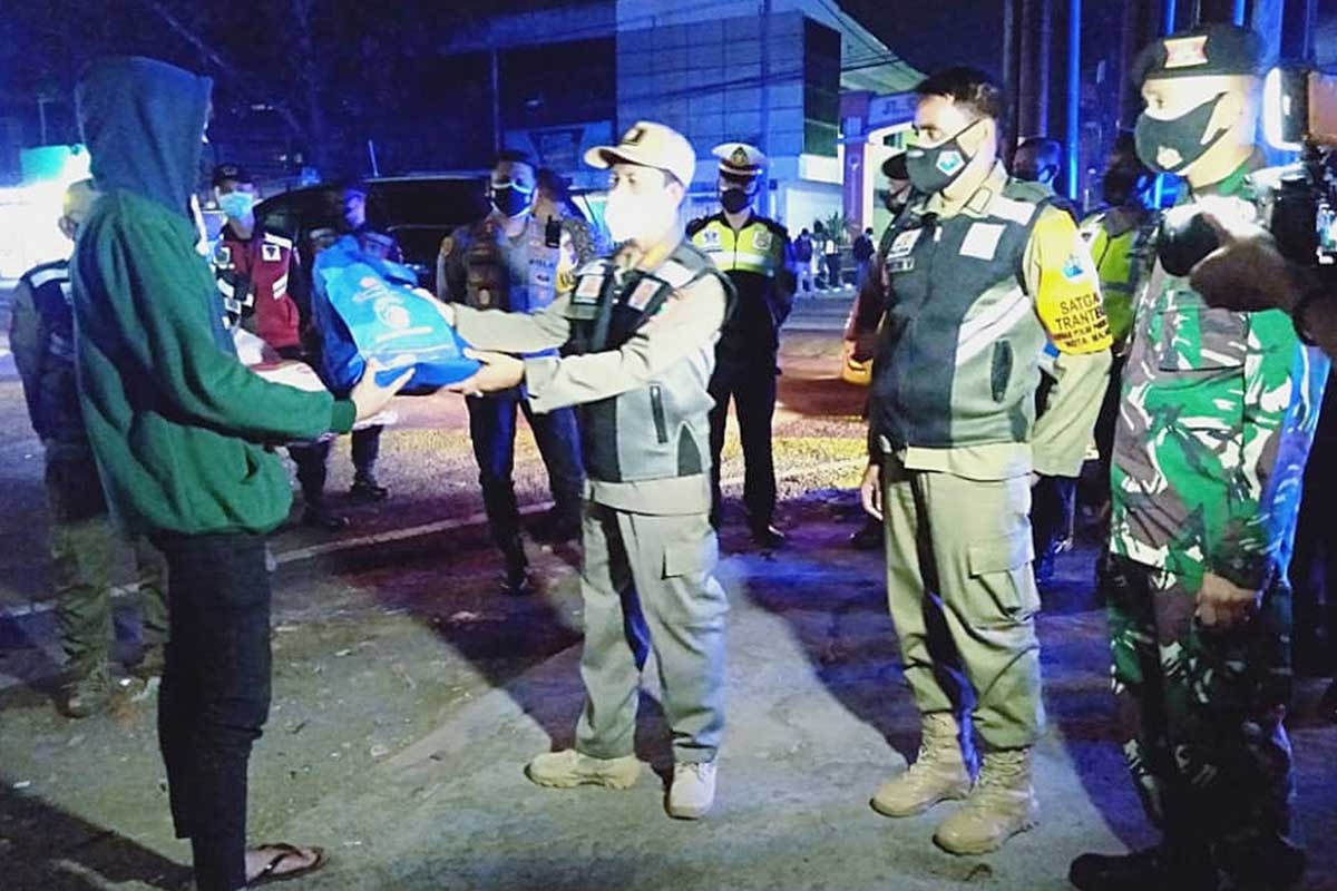 Satgas PPKM Mikro Darurat bagikan sembako pada PKL. (ist) - Operasi PPKM Mikro Darurat Bagikan Sembako pada PKL