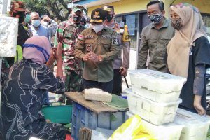 Sidak ke pasar menyasar para pedagang Pasar Blimbing. (jaz) - Tim Gabungan Sosialisasi PPKM Darurat, Geruduk Pasar Hingga Kafe