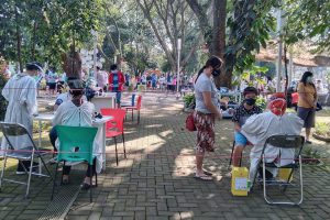 Suasana vaksinasi di Taman Slamet. (jaz) - 200 Anak Remaja Serbu Vaksinasi di Taman Slamet