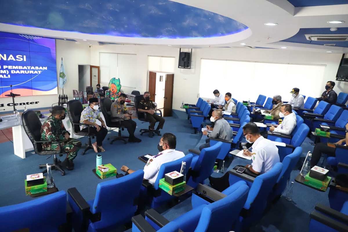 Sutiaji bersama Forkopimda di NCC Balaikota Malang. (jaz) - Sosialisasi PPKM Darurat Dinilai Kurang Efektif, Sutiaji Keluarkan SE 38/2021