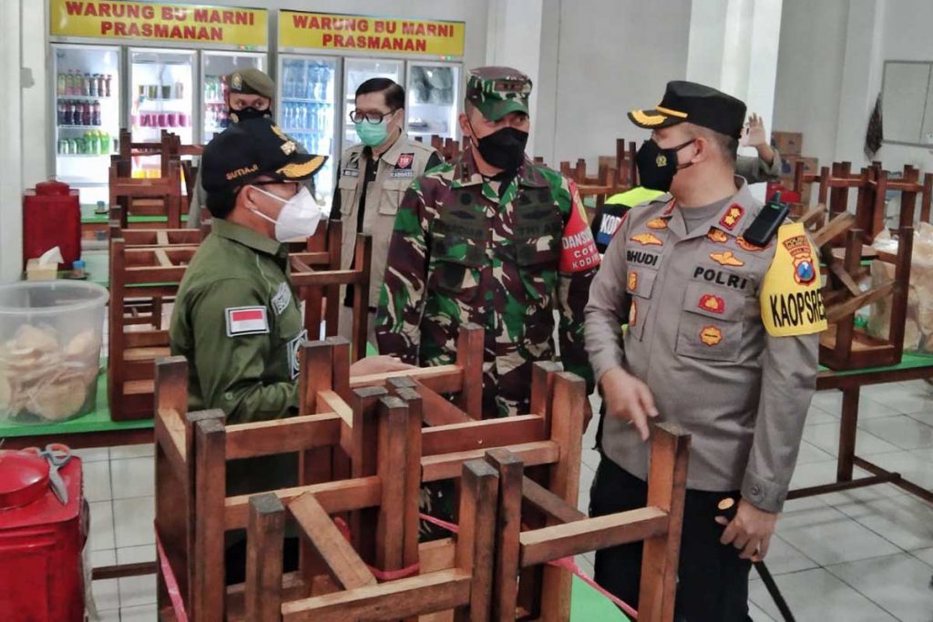 Sutiaji langsung merapikan tempat duduk di salah satu rumah makan yang melayani dine in. (jaz) - Tim Gabungan Sosialisasi PPKM Darurat, Geruduk Pasar Hingga Kafe