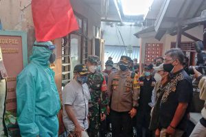Sutiaji meninjau langsung warga isoman di beberapa tempat. (ist) - Obat-obatan Sulit Ditemukan, Sutiaji: Herbal Kita Kuatkan