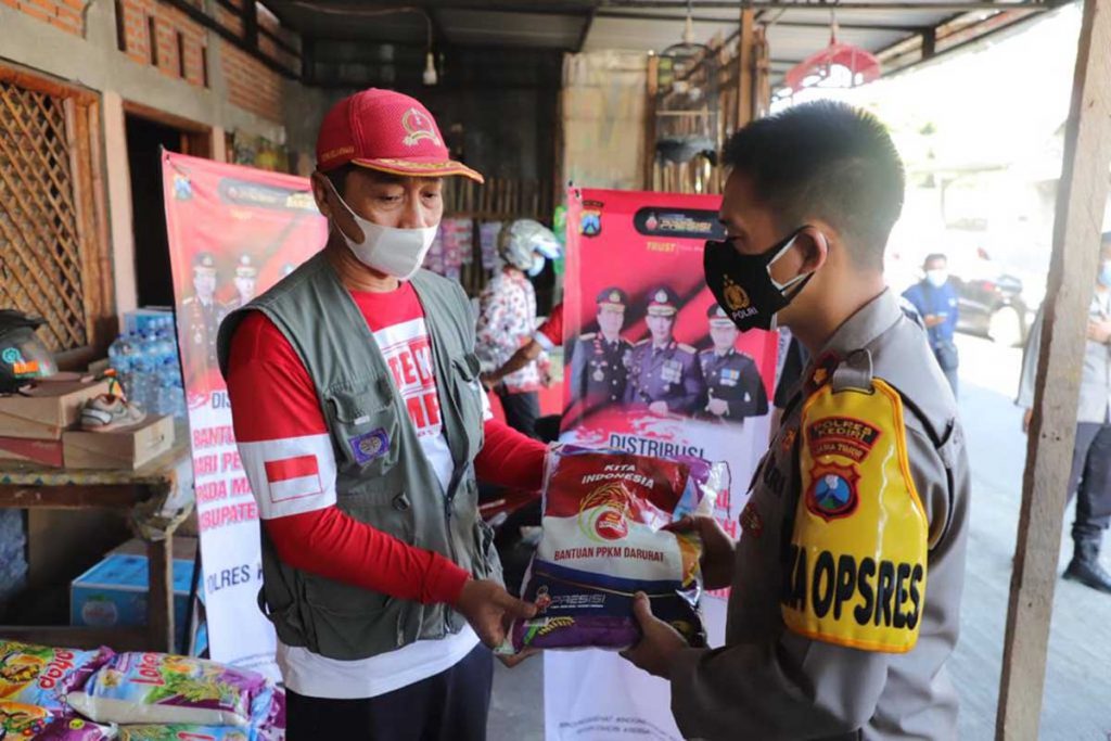 TEPAT SASARAN: Penyaluran Sembako dibagikan secara door to door - Komunitas di Kabupaten Kediri Juga Terima Bansos Paket Sembako