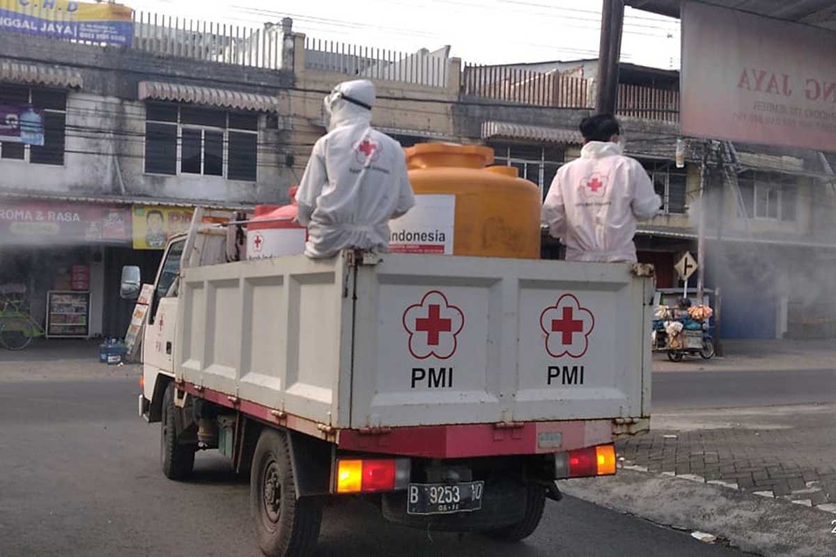 Tim Relawan PMI Jember melaksanakan penyemprotan disinfektan. (ist) - PMI Jember Lakukan Penyemprotan Disinfektan Guna Menanggulangi Penyebaran Covid-19