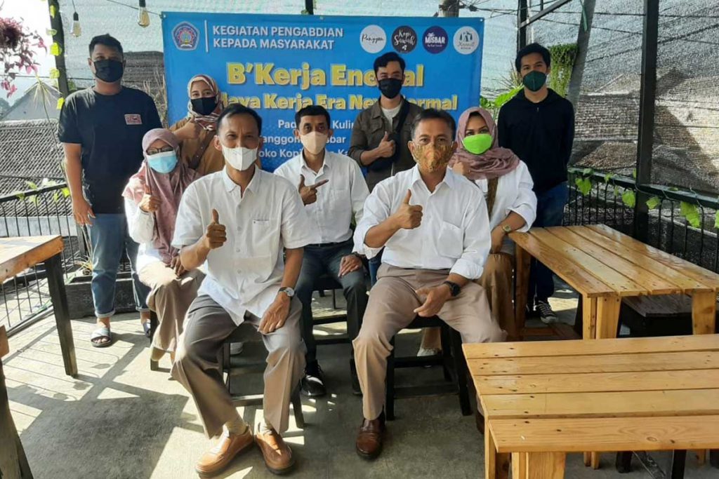 Tim dosen B’Kerja Enewal bersama mitra pengusaha kuliner alumni Jurusan Administrasi Niaga. (ist) - B’Kerja Enewal, Kepedulian Polinema Bagi UKM Kuliner Jalankan Usaha di Masa Pandemi