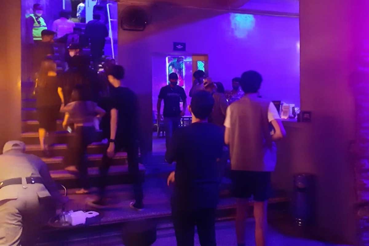 Tim gabungan PPKM Darurat bubarkan pengunjung kafe. (ist) - Hari Pertama PPKM Darurat, Tim Gabungan Bubarkan Tongkrongan di Warung dan Kafe