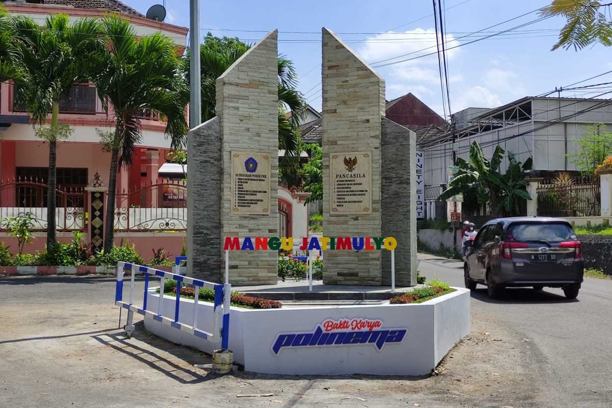 Tugu Masuk Kampung Mangu Jatimulyo. (rhd) - Mahasiswa Polinema Sulap Tugu Masuk Kampung Mangu Jatimulyo