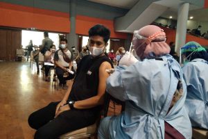 Vaksinasi gratis di Graha Cakrawala UM tempo lalu. (ist) - Kodim 0833 Dukung Korem 083/Bdj Laksanakan Vaksinasi 15 Ribu Dosis Gratis