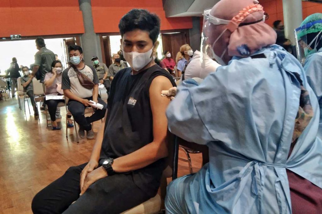 Vaksinasi peserta di Graha Cakrawala UM. (jaz) - Kodim 0833 Kota Malang Targetkan 7.000 Vaksinasi