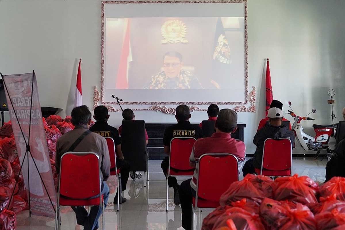 Wakil Ketua MPR Ahmad Basarah menyampaikan amanat dalam pemberian bantuan covid-19. (ist) - Ahmad Basarah Gelontorkan Bantuan Masyarakat Terdampak Covid-19 di Malang Raya