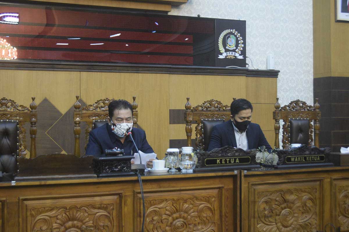 Wakil ketua DPRD kabupaten Banyuwangi, Ruliyono dan M. Ali Mahrus saat memimpin rapat paripurna jawaban bupati Banyuwangi atas pandangan umum fraksi terhadap empat Raperda - Rapat Paripurna Jawaban Bupati Atas Pandangan Umum Fraksi Terhadap Empat Raperda