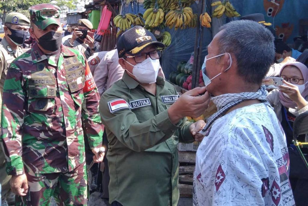 Walikota Malang memimpin sidak lapangan dan menghimbau masyarakat disiplin prokes. (jaz) - Tim Gabungan Sidak Lapangan PPKM Darurat Hari Pertama, Temukan Ini