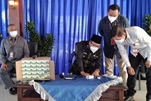 Walikota Malang, Sutiaji mencoba oksimeter. (jaz) - Begini Penggunaan Oksimeter Cek Saturasi Oksigen