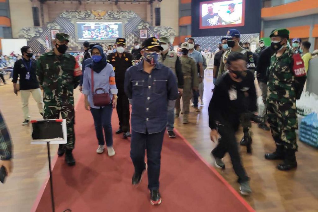 Walikota Malang Sutiaji meninjau pelaksanaan Serbuan Vaksinasi di UM. (rhd) - Ribuan Warga Kota Malang Geruduk Serbuan Vaksinasi di UM