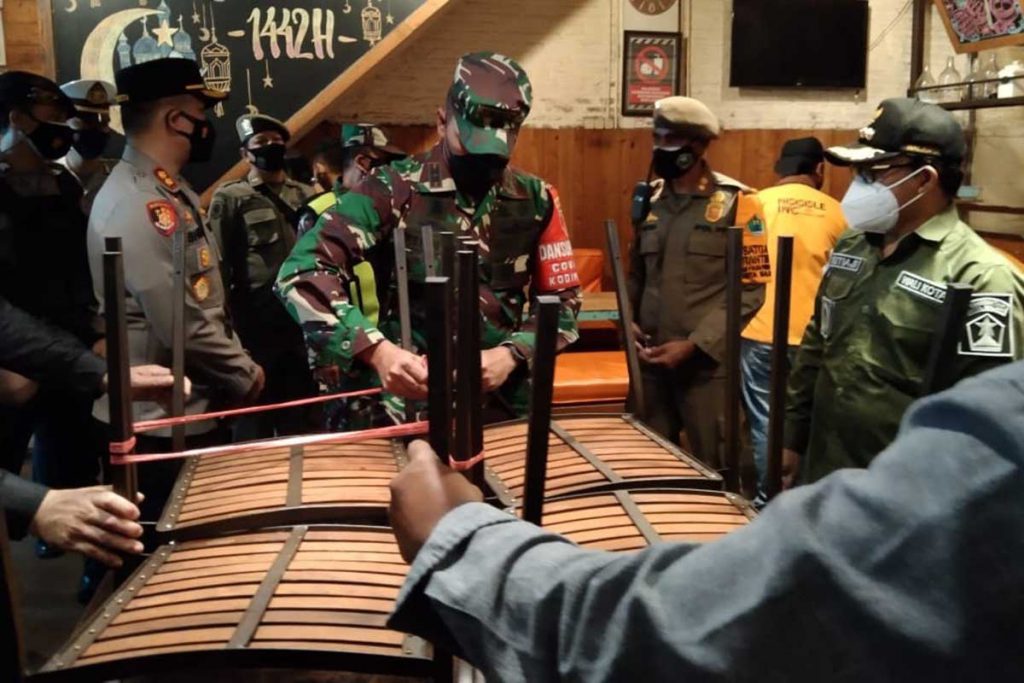 Walikota Malang, TNI-POLRI, Satpol PP dan Satgas Covid-19 menertibkan kafe yang melayani makan di tempat. (jaz) - Resmi PPKM Darurat, Pemkot Malang Matikan Lampu Jalan Pukul 20.00