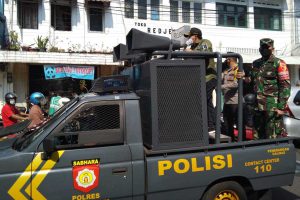 Walikota Malang, Drs H Sutiaji memergoki pengguna jalan memakai kain serbet untuk masker, dan langsung diberi masker. (jaz) - Tim Gabungan Sidak Lapangan PPKM Darurat Hari Pertama, Temukan Ini