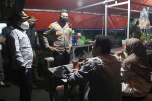 Walikota Malang menghimbau kepada pembeli demi kesehatannya. (ist) - Forpimda Kota Malang Gencar Patroli Humanis, Walikota: Tolonglah Masyarakat Sadar