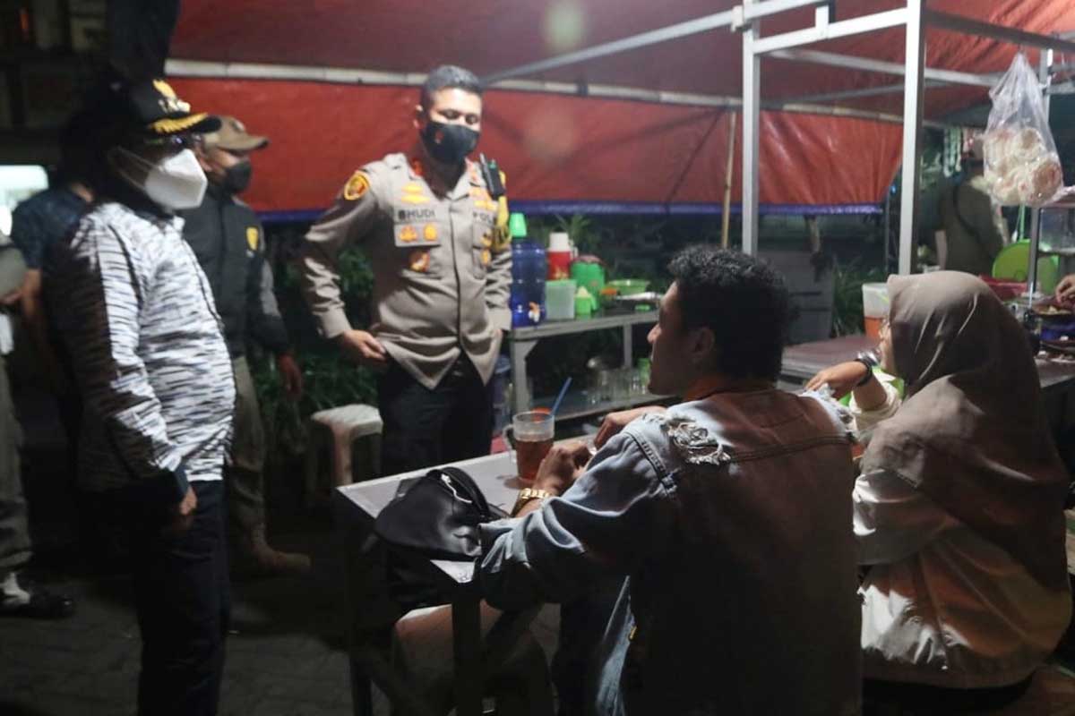 Walikota Malang menghimbau kepada pembeli demi kesehatannya. (ist) - Forpimda Kota Malang Gencar Patroli Humanis, Walikota: Tolonglah Masyarakat Sadar