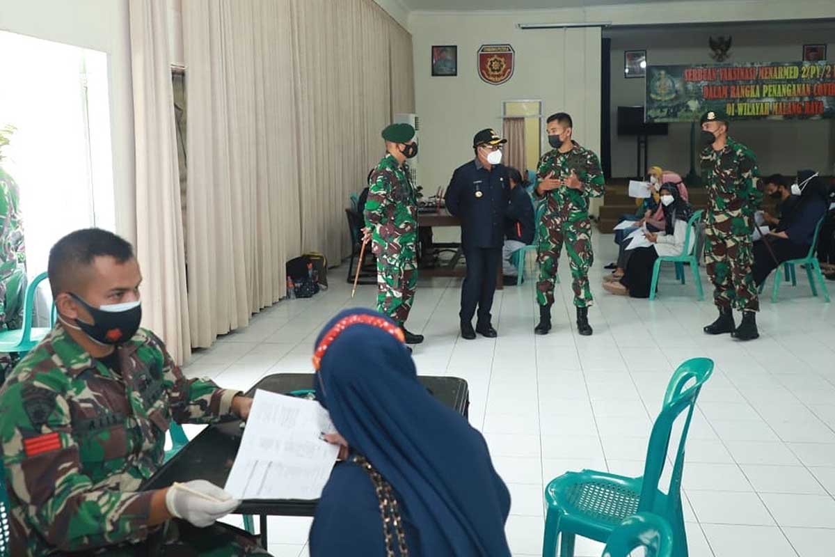 Walikota Malang saat meninjau dan berdialog terkait pelaksanaan vaksinasi di Menarmed 2/PY/2 Kostrad. (ist) - Walikota Sutiaji Tinjau Serbuan Vaksinasi di Menarmed 2/PY/2 Kostrad