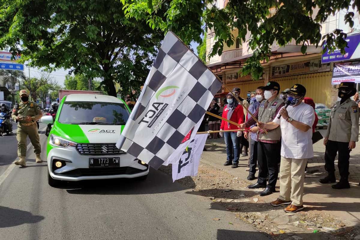 Walikota berangkatkan Operasi Pangan Gratis ACT Malang. (rhd) - Walikota Sutiaji Berangkatkan Operasi Pangan Gratis ACT Malang, Salurkan Lebih 100 Ton Selama PPKM Darurat