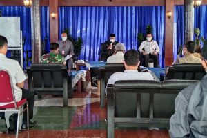 Walikota memandu Rakor PPKM Mikro di Gazebo Balaikota Malang. (jaz) - Pemkot Malang Dorong RT/RW Kembali Perkuat Kampung Tangguh