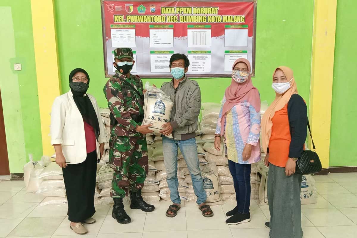 Warga Purwantoro terima bansos sembako. (ist) - 763 KK Purwantoro Terima Bansos Sembako Kemensos
