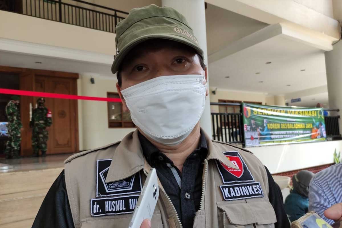 dr Husnul ditemui selepas meninjau vaksinasi massal. (jaz) - Antisipasi Kerumunan, Dinkes Kota Malang Wacanakan Vaksinasi Kewilayahan