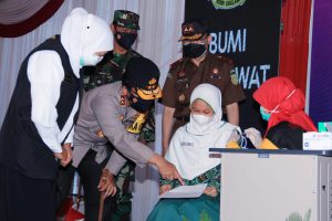 Gubernur Jatim Khofifah Indar Parawansa bersama Forkopimda Jatim saat meninjau vaksinasi pelajar di Pondok Pesantren (Ponpes) Bumi Sholawat, Desa Lebo, Kecamatan Sidoarjo, Minggu (25/07/2021).