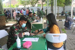 Yonif Raider 509/BY Kostrad menggelar program serbuan vaksinasi bertempat di Klinik Yonif Raider 509/BY Kostrad, Jember Jawa Timur, Sabtu (24/7/2021).