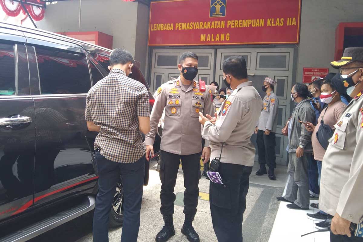 AKBP Budi Hermanto meninjau vaksinasi. (jaz) - 260 Lapas Perempuan Divaksin AstraZeneca