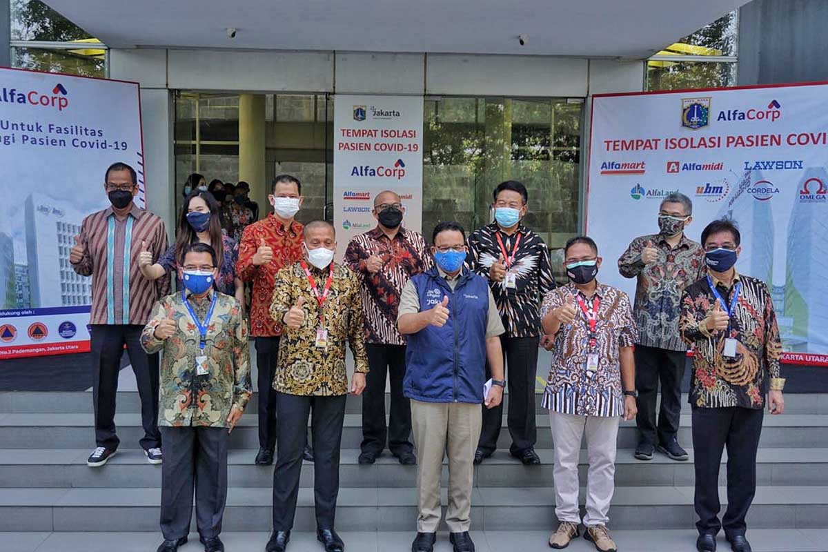 Anies Baswedan bersama jajaran AlfaCorp di depan UBM Housing, gedung isolasi covid-19. (ist) - Anies Baswedan Apresiasi AlfaCorp Siapkan UBM Housing Sebagai Lokasi Isolasi