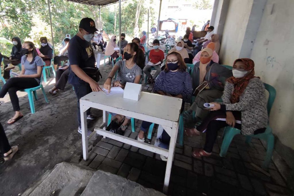 Animo warga VBT antri dengan tertib dan patuh prokes. (rhd) - Kolaborasi RSI-Unisma-Satgas, 700 Warga Vila Bukit Tidar Divaksin Sinovac