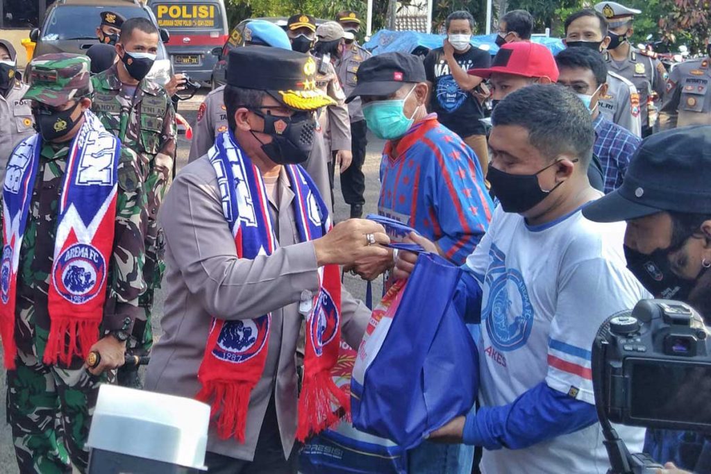 Aremania mendapatkan sembako dari Kapolda Jatim. (jaz) - Kapolda Jatim Tinjau Vaksinasi Aremania