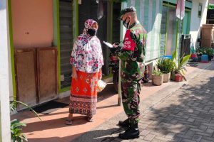 Babinsa lakukan tracing dan wawancara dengan mendatangi warga sekitar suspek covid-19. (ist) - Begini Tracing Tim PPKM Mikro Kelurahan Demi Selamatkan Sekelompok Warga