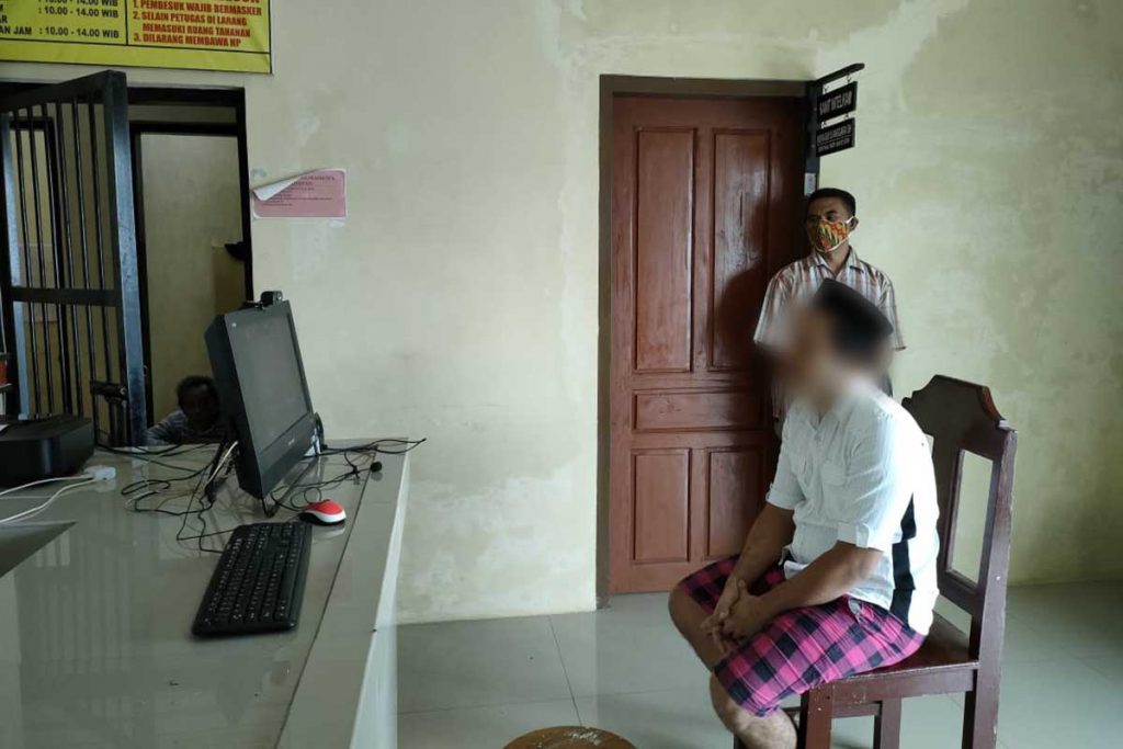 Terdakwa Hendry Irawan saat menjalani pemeriksaan di Polsek Tegalsari. (dok) - Bapak Bejat Dituntut 20 Tahun Penjara