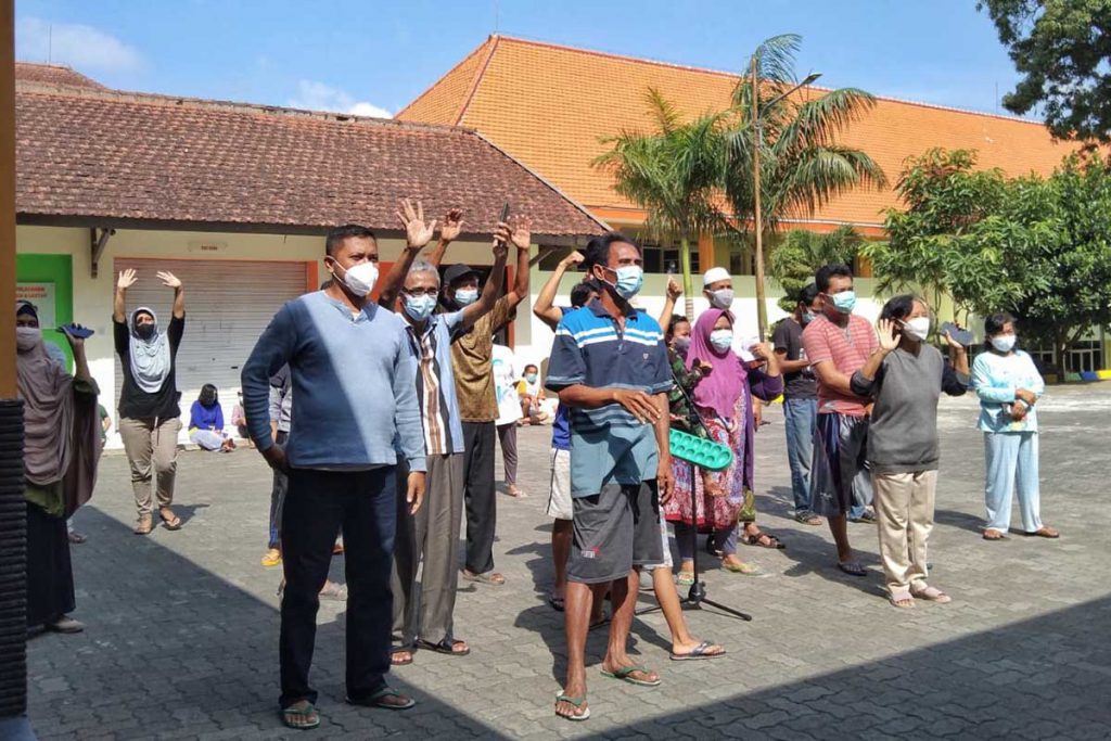 Belasan isoman mendengarkan arahan Menko Marves. (jaz) - Khofifah Sapa Anak-anak Isoman di Safehouse