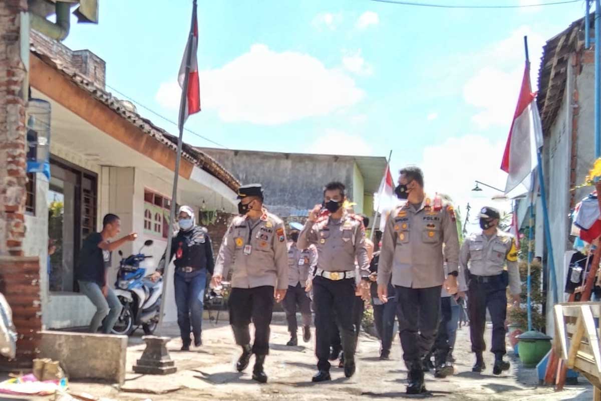 Buher dan jajaran Polresta Malang Kota saat door to door menjangkau masyarakat. (jaz) - Pekan Ini, Vaksinasi Homeless Door to Door
