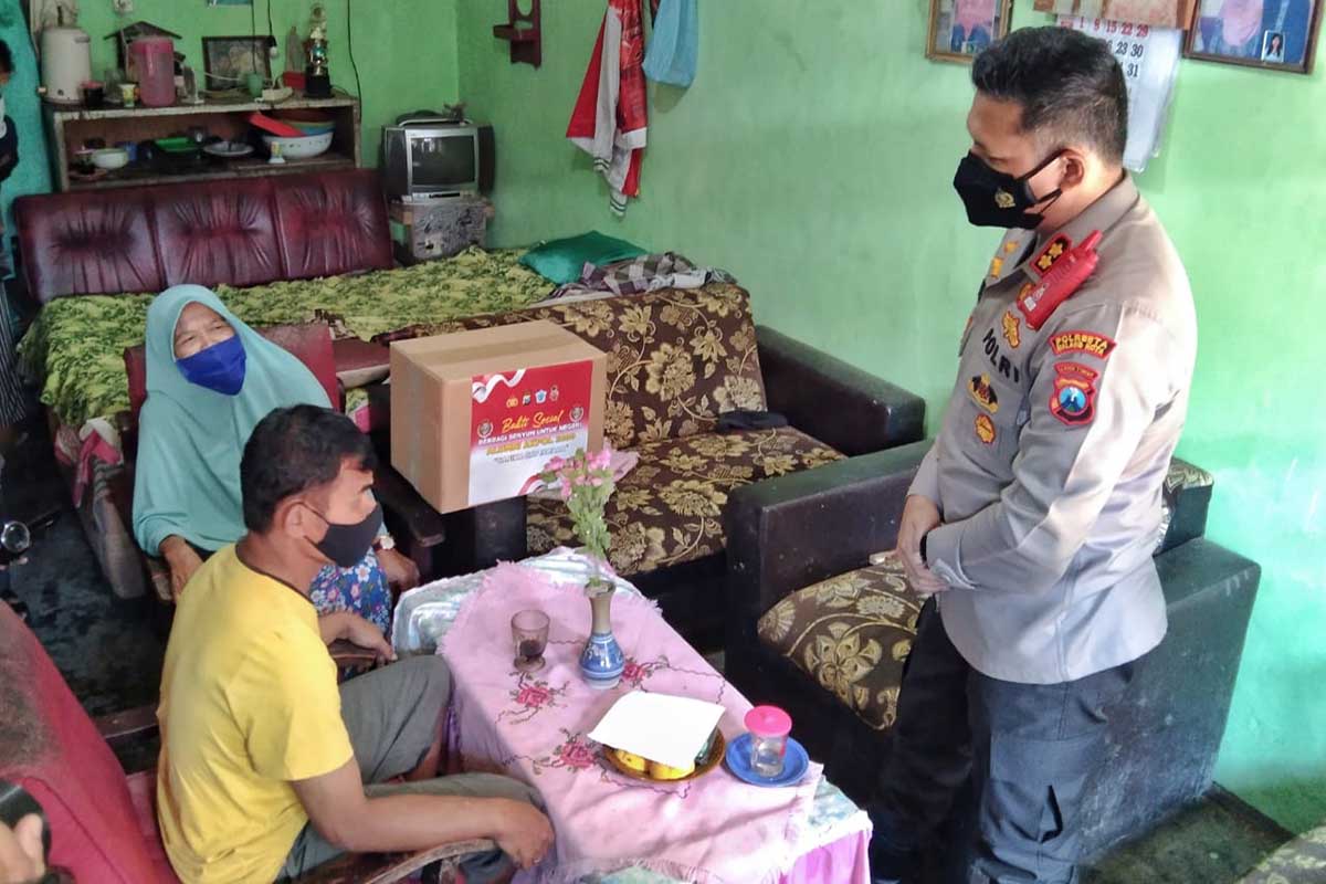Buher meninjau langsung door to door. (jaz) - Polresta Makota Bagikan Sembako Door to Door Korban Laka-Difabel