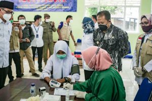 Bupati Hendi beserta Wakil Bupati (Wabup) Gus Firjaun, saat meninjau pelaksanaan vaksinasi di SMKN 5 Jember. (ist) - 1.000 Pelajar SMKN 5 Jember Vaksinasi Covid-19 Dosis Pertama