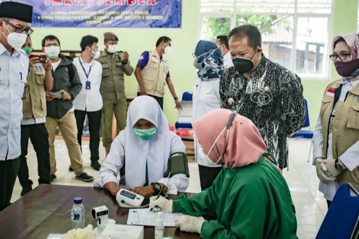 Bupati Hendi beserta Wakil Bupati (Wabup) Gus Firjaun, saat meninjau pelaksanaan vaksinasi di SMKN 5 Jember. (ist) - 1.000 Pelajar SMKN 5 Jember Vaksinasi Covid-19 Dosis Pertama