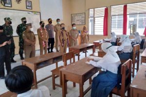 Bupati Hendy Siswanto saat meninjau pelaksanaan uji coba PTM di SMAN Ambulu. (ist) - Bupati Hendy Tinjau Vaksinasi dan PTM Terbatas di SMAN Ambulu